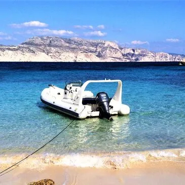 Balade en Bateau Privatisé dans les Calanques à Cassis — balade en bateau à Cassis