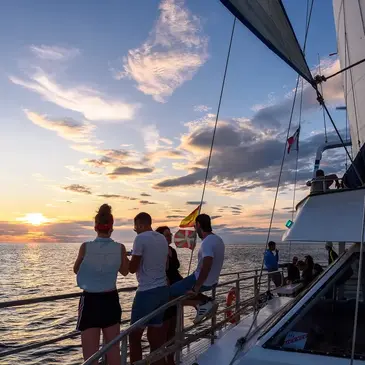 Coucher de Soleil et Apéritif en Catamaran à Hendaye — balade en bateau à Hendaye