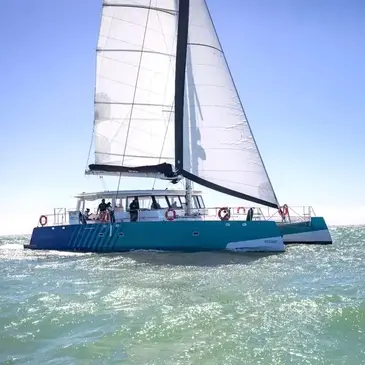 Balade en maxi-catamaran avec brunch à Arzon — balade en bateau à Arzon