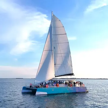 Balade en maxi-catamaran avec brunch dans la Baie de Quiberon — balade en bateau à Quiberon