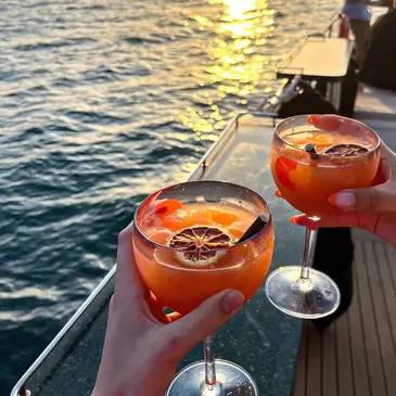 Boat Party à bord d'un Catamaran à la Grande Motte — balade en bateau à La Grande-Motte