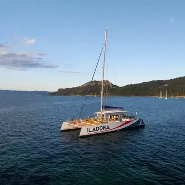 Coucher de Soleil en Maxi-Catamaran à Hyères — balade en bateau à Hyères