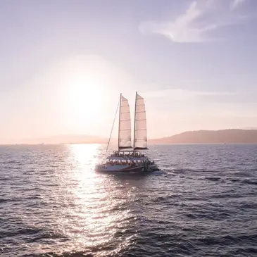 Coucher de soleil en Maxi-Catamaran à Nice — balade en bateau à Nice