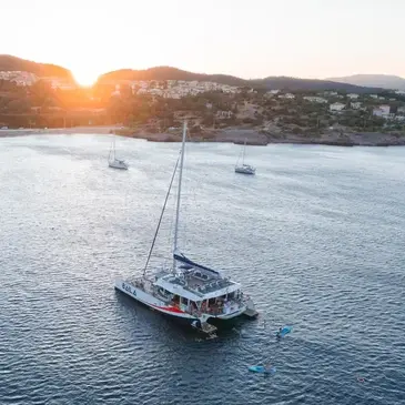 Coucher de soleil en Maxi-Catamaran à Saint-Raphaël — balade en bateau à Saint-Raphaël