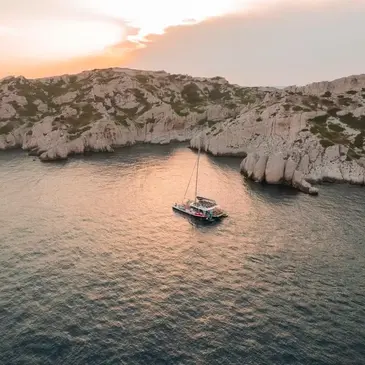 Coucher de Soleil en Maxi-Catamaran avec Dîner à Marseille — balade en bateau à Marseille