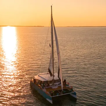 Coucher de soleil et apéritif en maxi-catamaran dans la Baie de Quiberon — balade en bateau à Quiberon