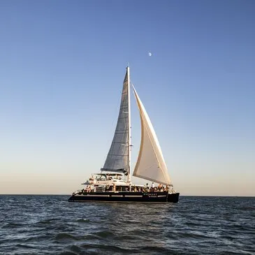 Promenade en Catamaran au Coucher de Soleil à La Rochelle — balade en bateau à La Rochelle